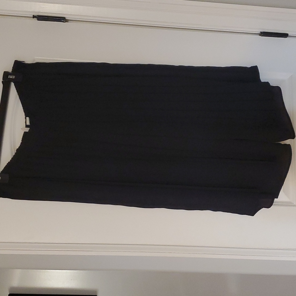 Lades size 1X pleated culotte skirt, no fading. Side zipper elastic back.